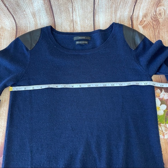 Tahari Navy with Leather shoulder patches 100% Merino wool sweater crew neck M - Picture 8 of 11